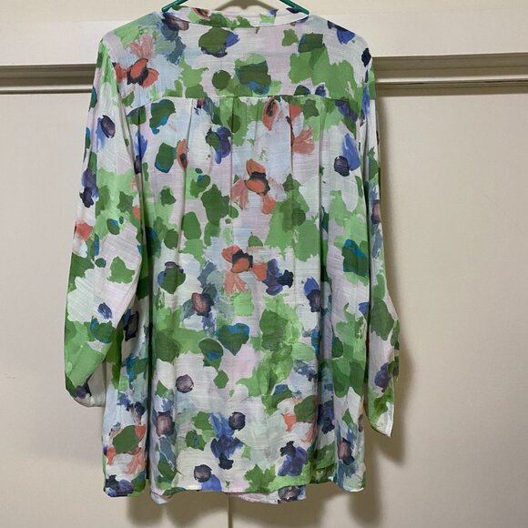 Zac & Rachel Woman long white w/floral button-up sleeve blouse, size 2X - Picture 7 of 10